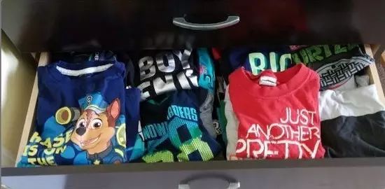 叠衣服时只要一个动作,衣服再多也不怕乱! 叠衣服时只要一个动作,衣服再多也不怕乱!
